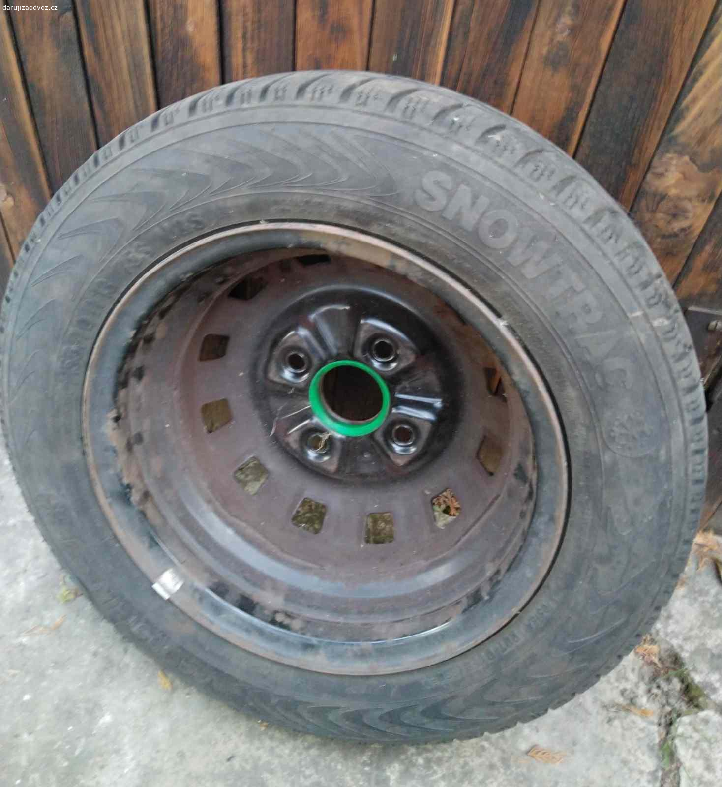 1 kolo 155/70r13 75s. Daruji za odvoz 1 kolo, guma stará ale vzorek asi 5-6mm. spiše pro přezutín nebo pro kutila. Praha 5 Jinonice uvnitř disku samoleka 5jx13 hyundai