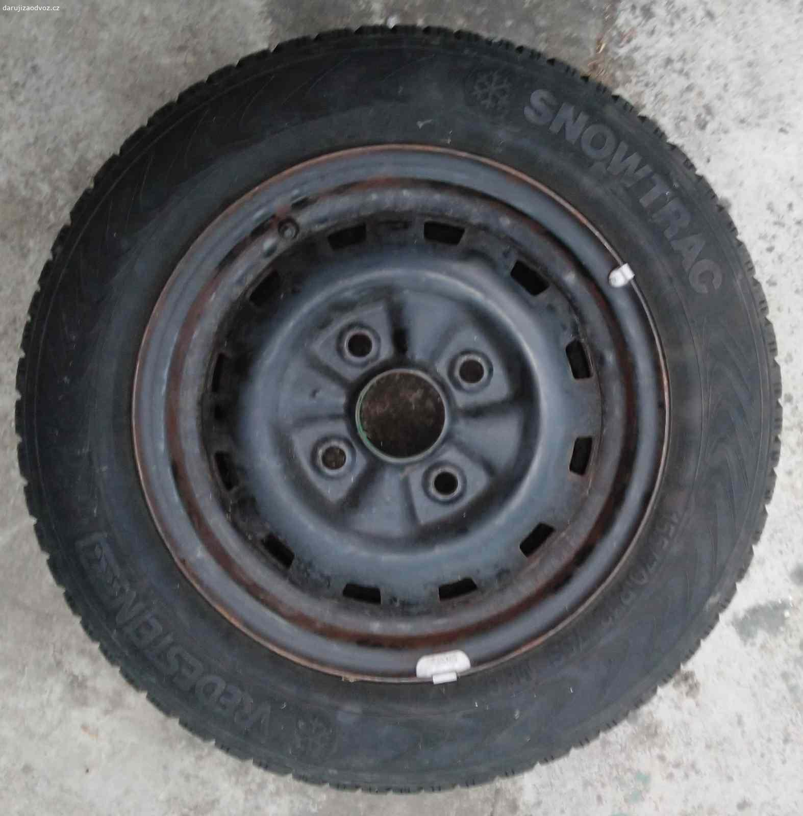 1 kolo 155/70r13 75s. Daruji za odvoz 1 kolo, guma stará ale vzorek asi 5-6mm. spiše pro přezutín nebo pro kutila. Praha 5 Jinonice uvnitř disku samoleka 5jx13 hyundai