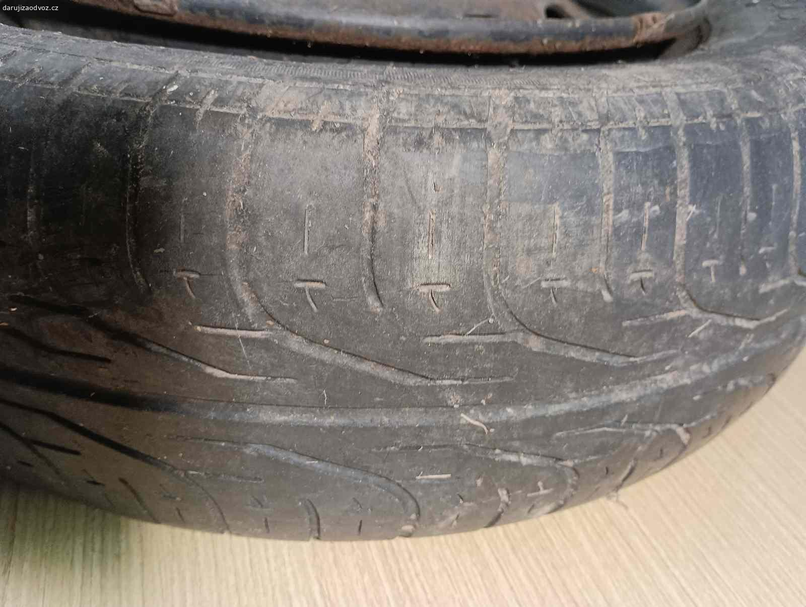1 kus pneumatika Pirelli P6000. O pneumatikách nic nevím. Pozůstatek po předchozím nájemníkovi