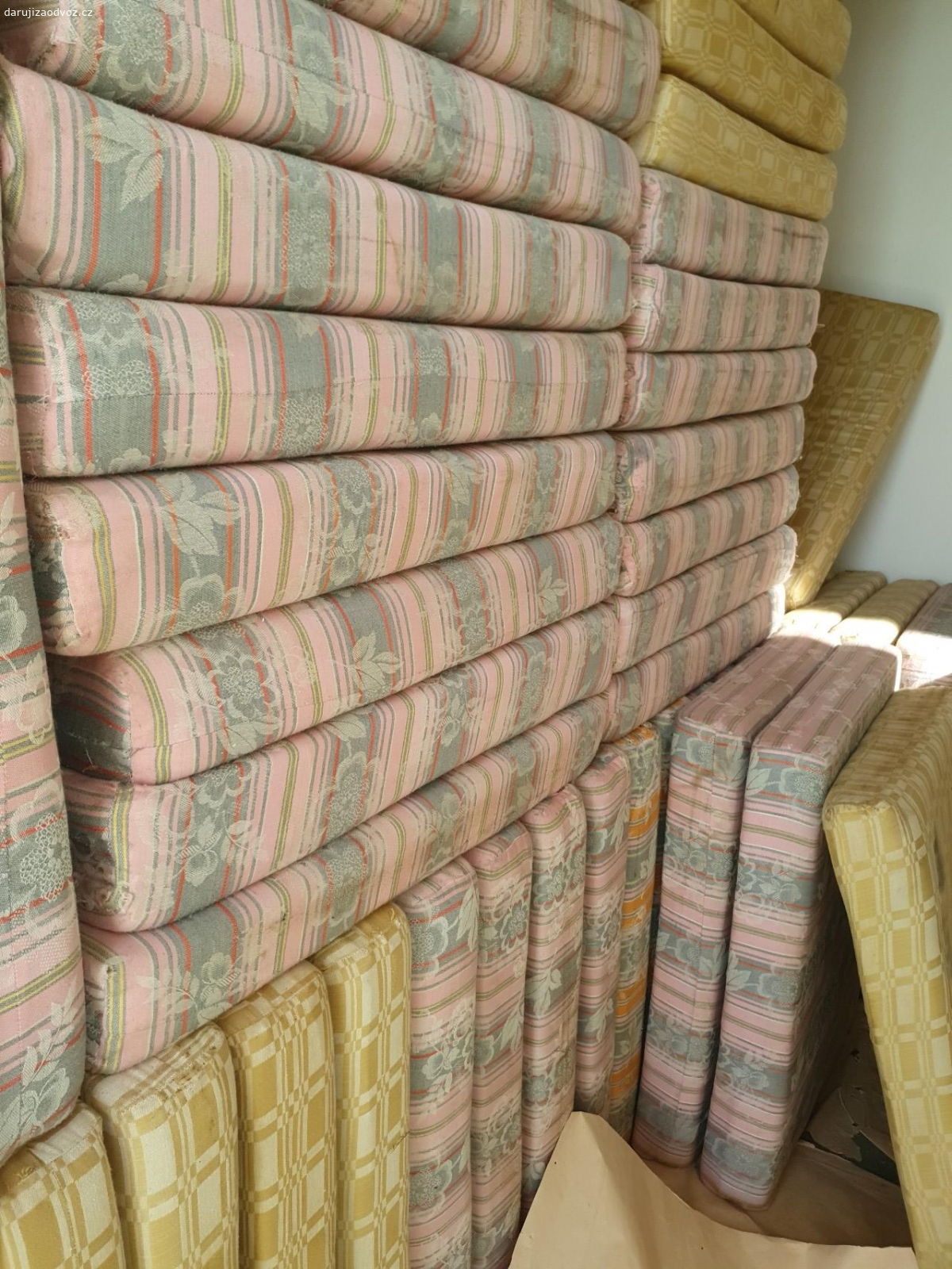 100ks matrace. v dobrém stavu, molitanové