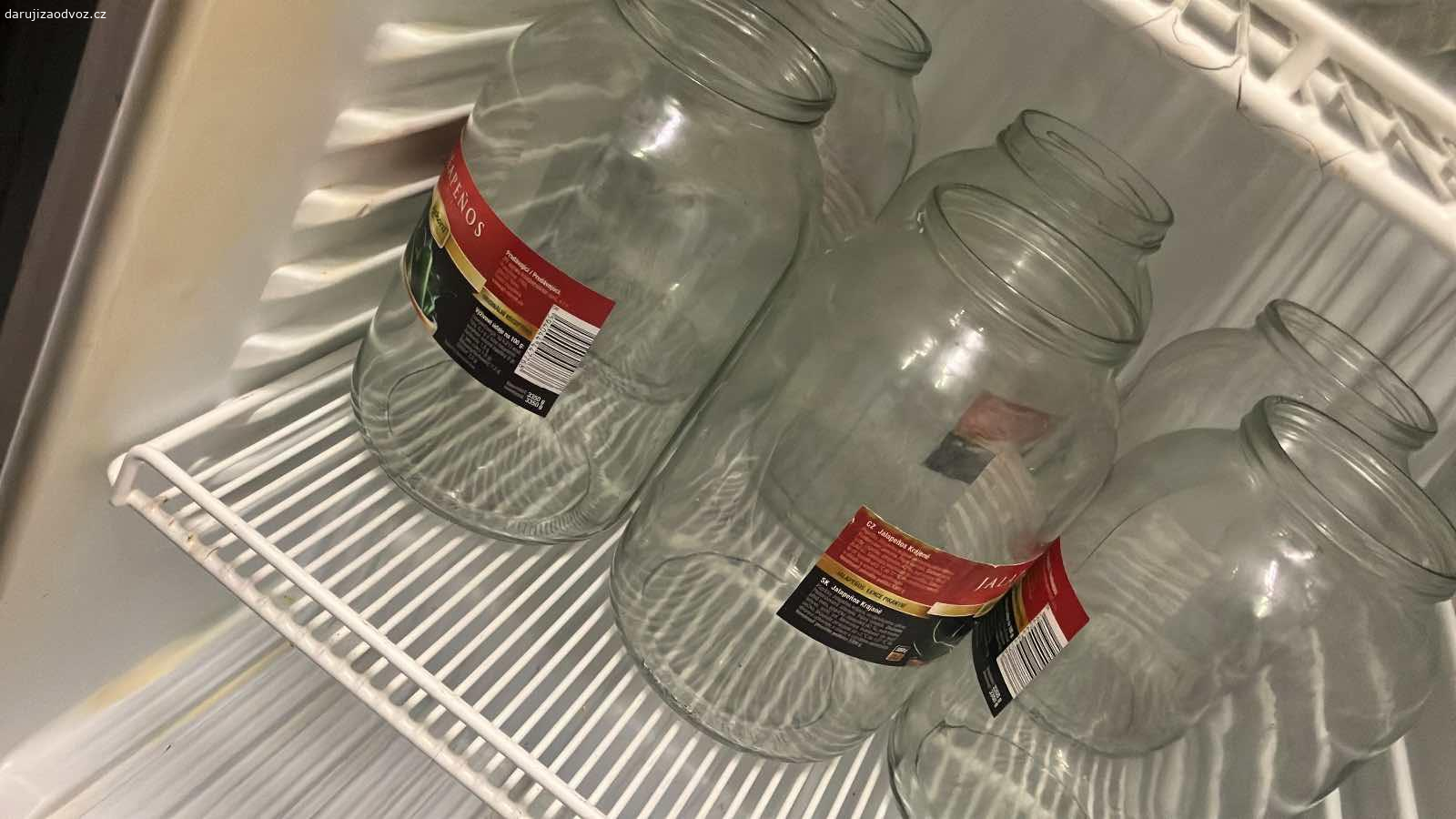 16ks 5l sklenic bez víček. Daruji za odvoz 16ks 5l sklenic bez víček, vyzvednutí Gutova 17, inzerát platí do smazání.