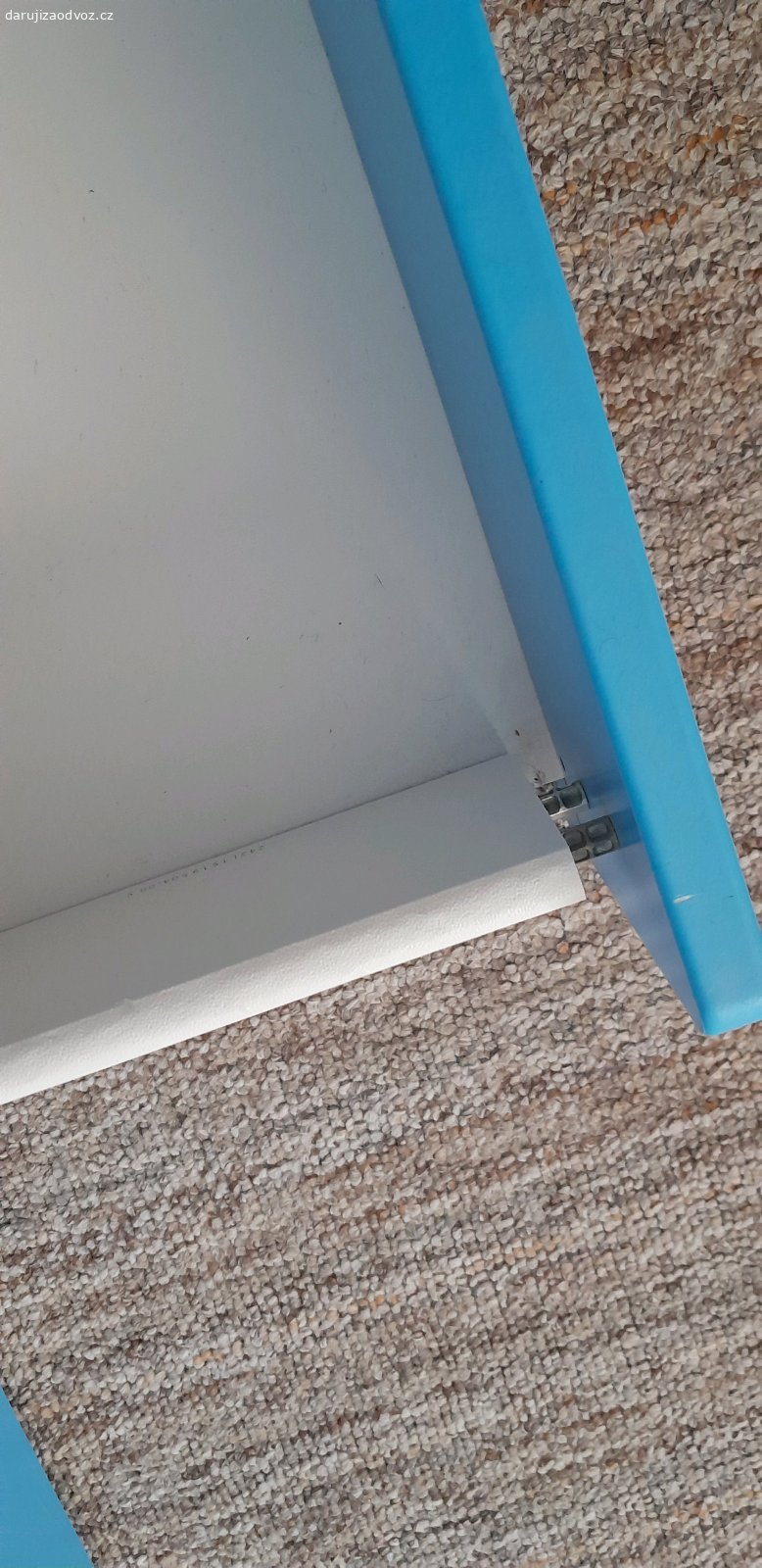 2 dětské šatní skříně. Dvě šatní skříně Ikea Stuva, používané, ale zachovalé a funkční, až na drobné vady - u jedné zásuvky mírně propadlé dno, u jiné uvolněné čelo (viz foto).