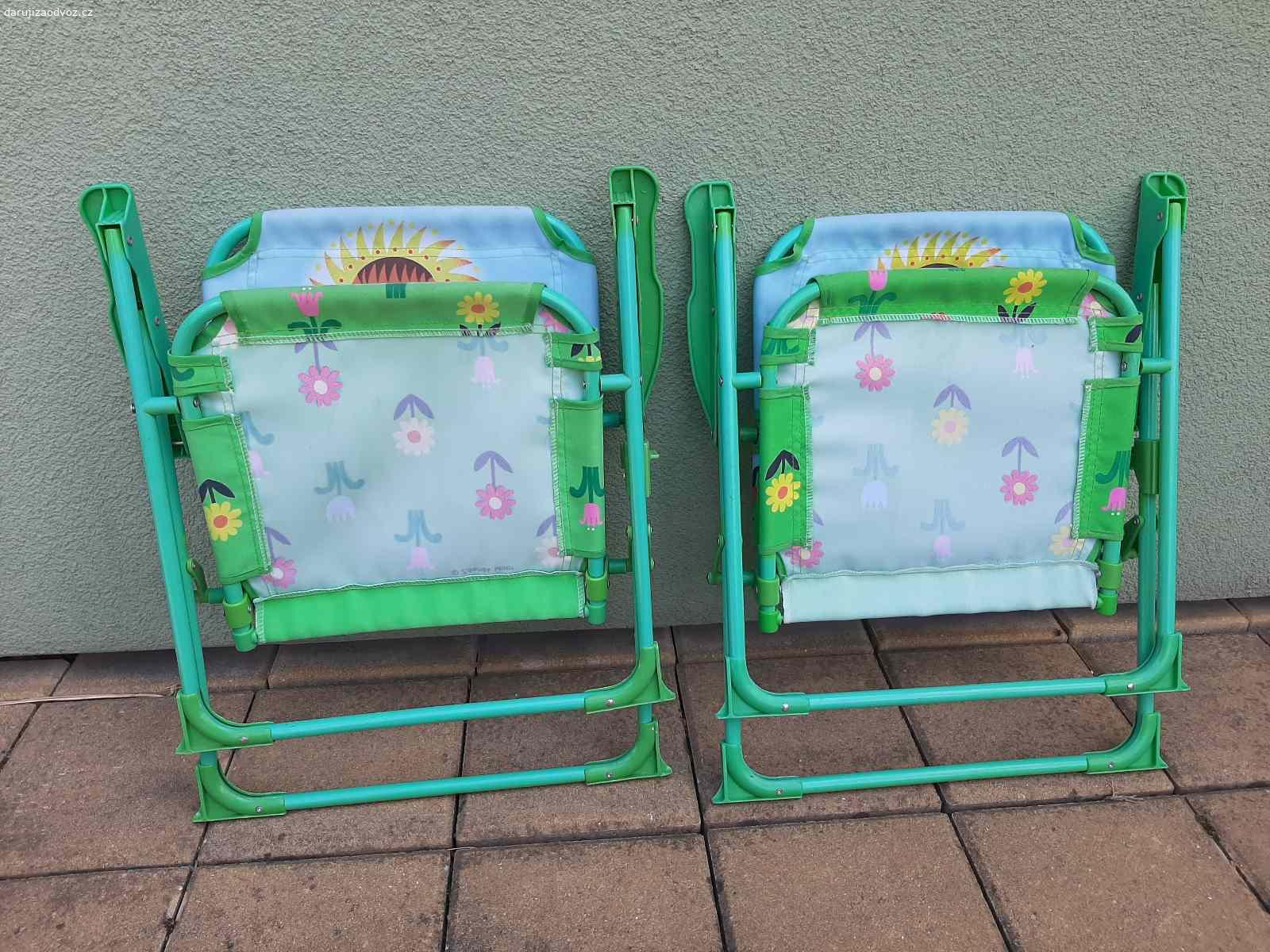 2 dětské skládací židličky. Židličky pro nejmenší. 
Starší,  ale funkční