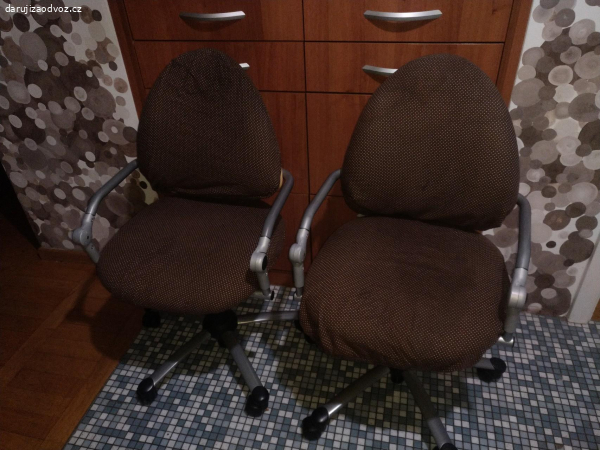 2 Dětské židle na kolečkách. s hnědými potahy, měnitelnou výškou