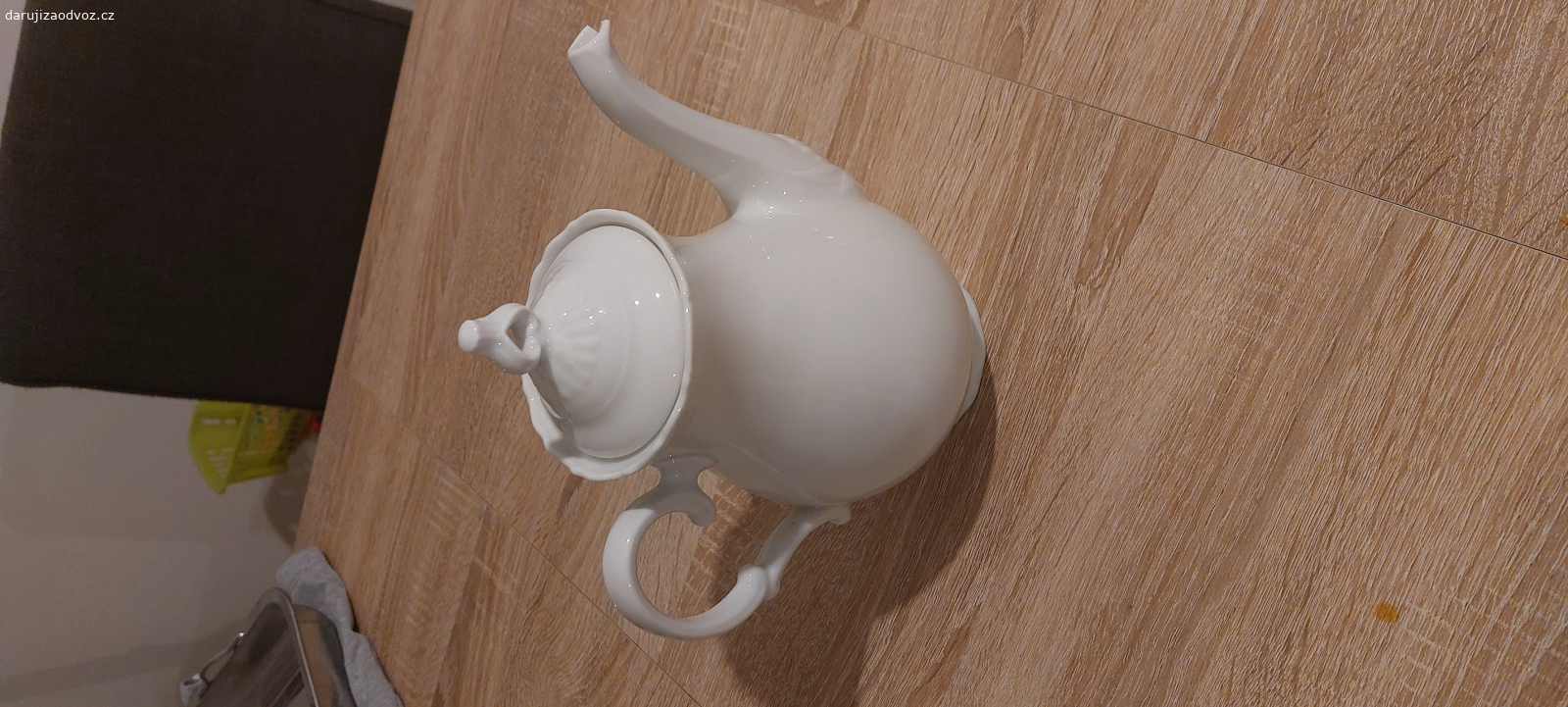 kancelarska zidle, konev. 2x kancelářská židle, jedna má opěradla, funkční
1x čajová konev - viz foto

!!! Odvoz pouze vše najednou.
!!! Nezasílám