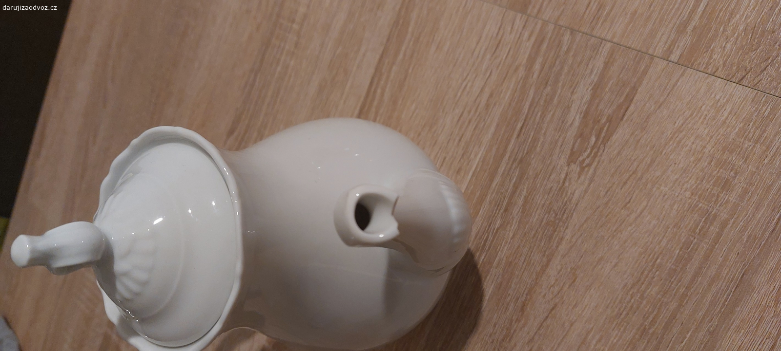 kancelarska zidle, konev. 2x kancelářská židle, jedna má opěradla, funkční
1x čajová konev - viz foto

!!! Odvoz pouze vše najednou.
!!! Nezasílám