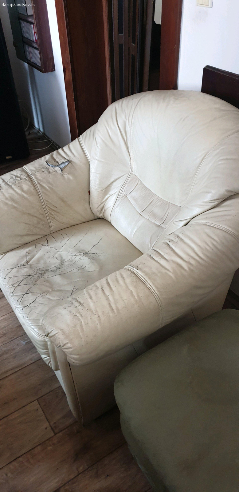 2 kožená křesla a stolička pod nohy. Poničené, ale velice pohodlné. Daruji za odvoz.