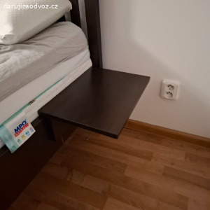 2 ks dřevěné závěsné noční stolky/poličky