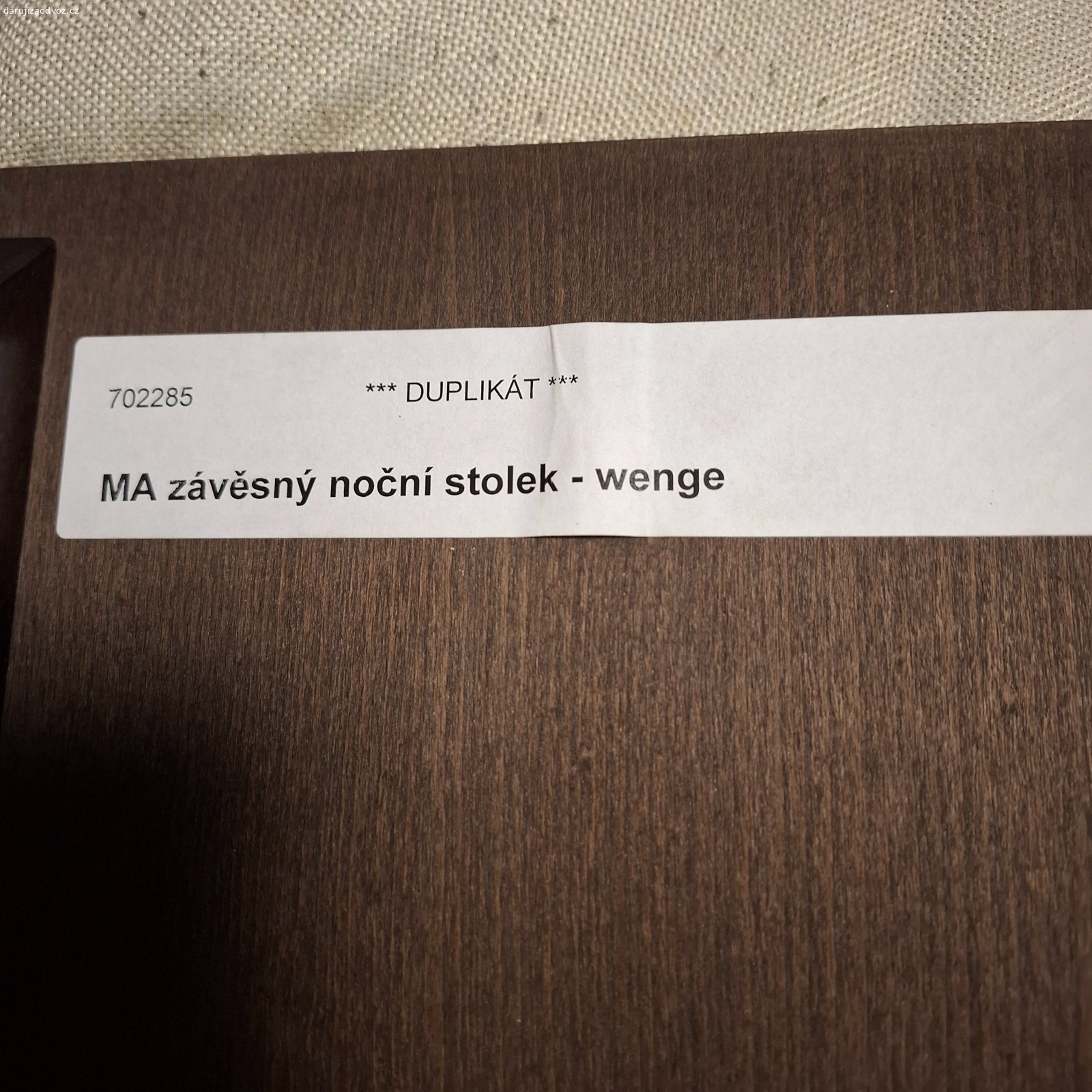 2 ks dřevěné závěsné noční stolky/poličky. Daruji 2 kusy závěsných stolků v barvě wenge