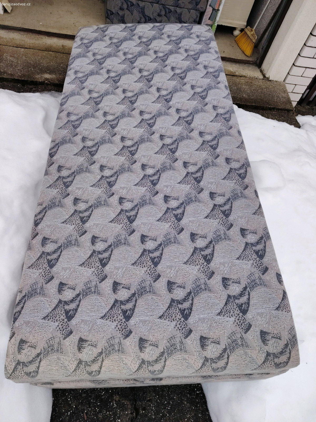 2 ks - lůžko s úložným prostorem. Daruji 2 lůžka s úložným prostorem. Rozměr cca 80x200 cm. Bez výrazného poškození, matrace (pod látkou) v dobrém stavu. Pružinový mechanismus funkcni. Posunutím k sobě lze vytvořil dvojlůžko. Spodek prostoru - sololak.