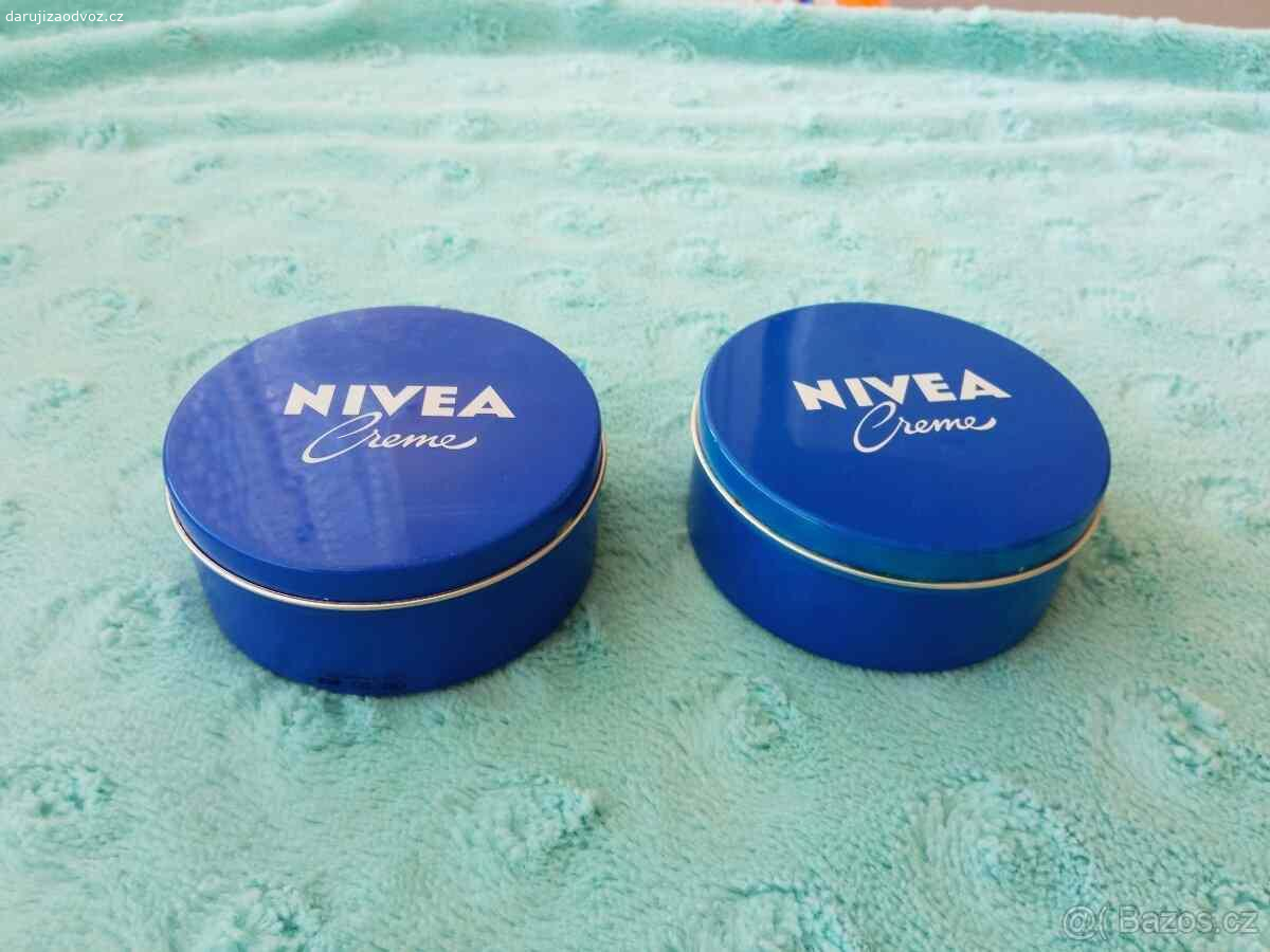 2 nové plechovky  od NIVEA 250 ml. 1 celá tmavě modrá, druhá mramorová z nějaké akce, možno zaslat