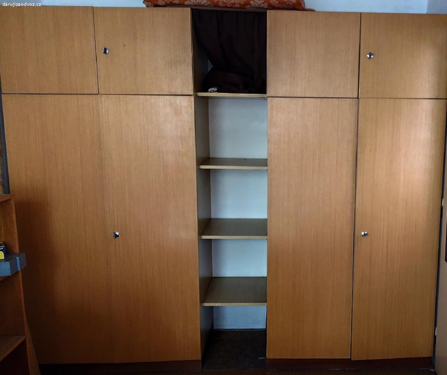 2 skříně s nástavci a policemi