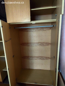2 skříně s nástavci a policemi