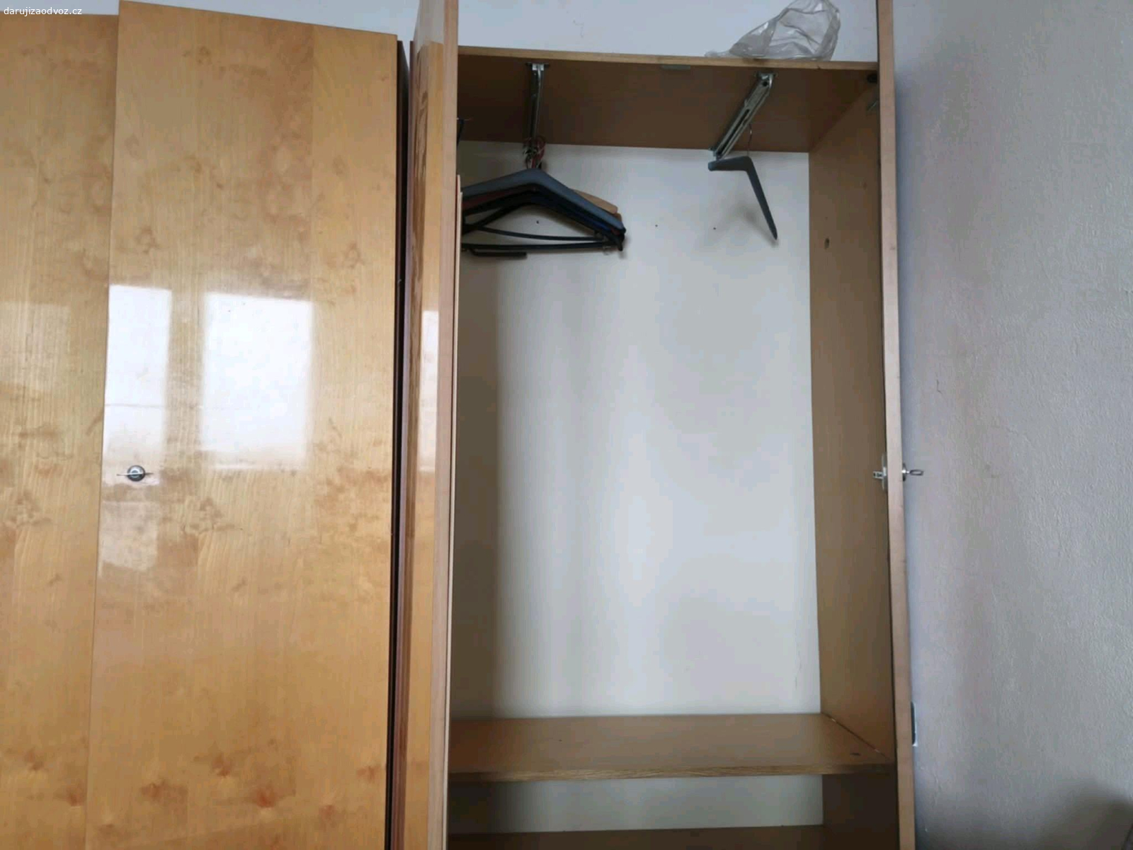 2 skříně. 2 staré skříně