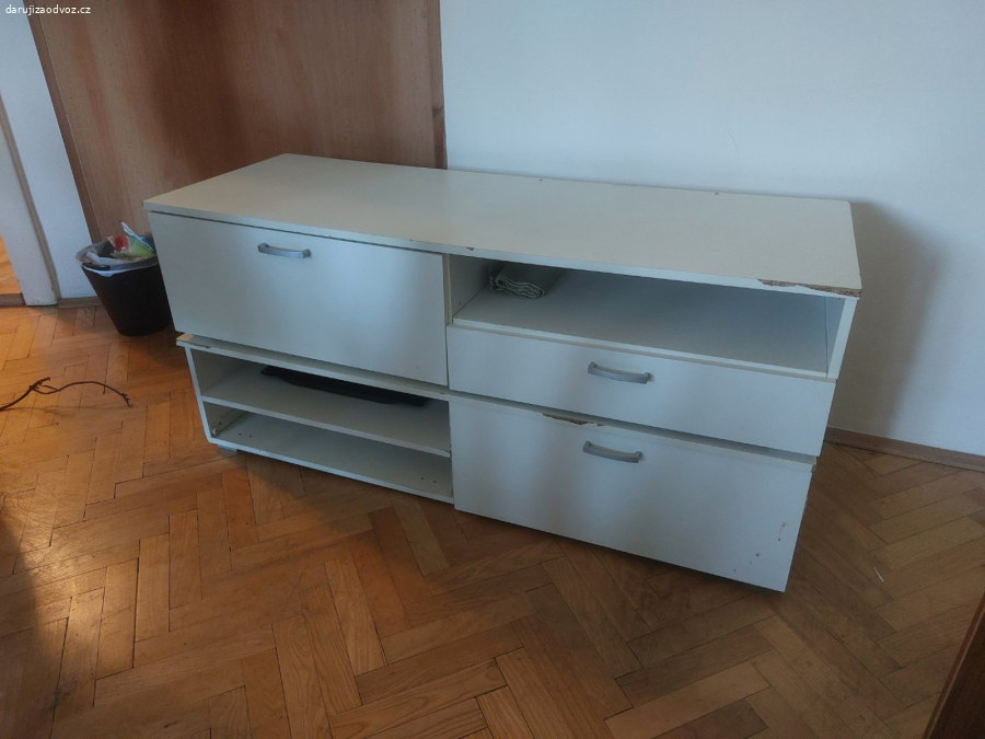2 skříňky vhodné např. do obýváku