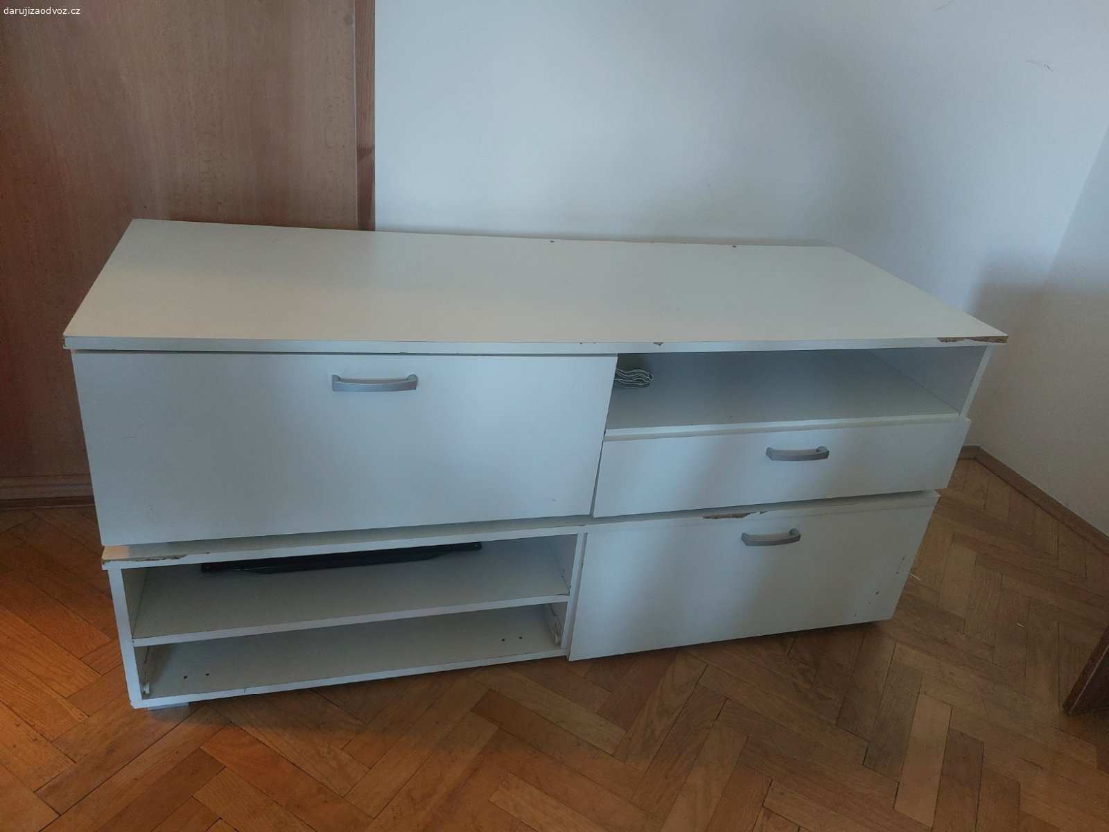 2 skříňky vhodné např. do obýváku. Nabízíme 2 skříňky, které se dají využít např. jako součást obývací stěny.
Délka 138 cm, hloubka 50 cm, výška jedné 32,5 cm (na sobě tedy 65 cm).