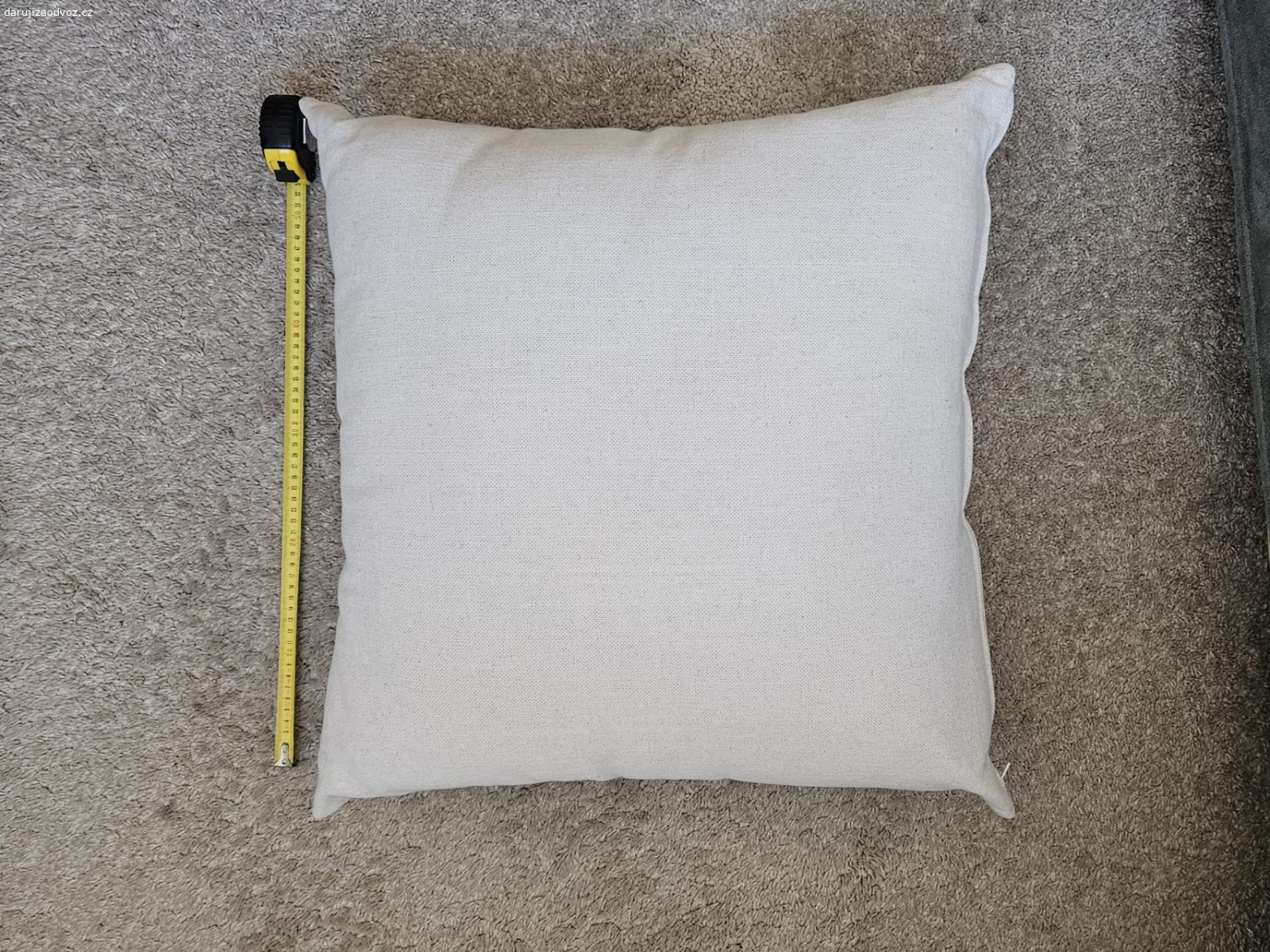 2 velké polštáře. Daruji 2 ikea polštáře, rozměr 60x60 cm, materiál bavlna + len. Vevnitř má každý 2 výplňové polštářky, pravděpodobně z umělých vláken.
Pro jistotu píšu, že v domácnosti máme 2 kočky, ale přímo na polštářech nikdy neležely.