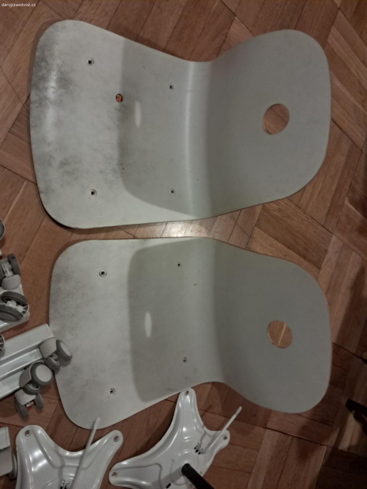 2 x kancelářská židle Ikea. obě židle jsou rozložené, nic nechybí, jsou funkční, jen použité, nutno opravit (natřít) sedaky, které jsou z dýhy, lze i samostatně. složené vypadají podibně jako na obrazku Ikea, jen jsou pojizdné, s kolečky.