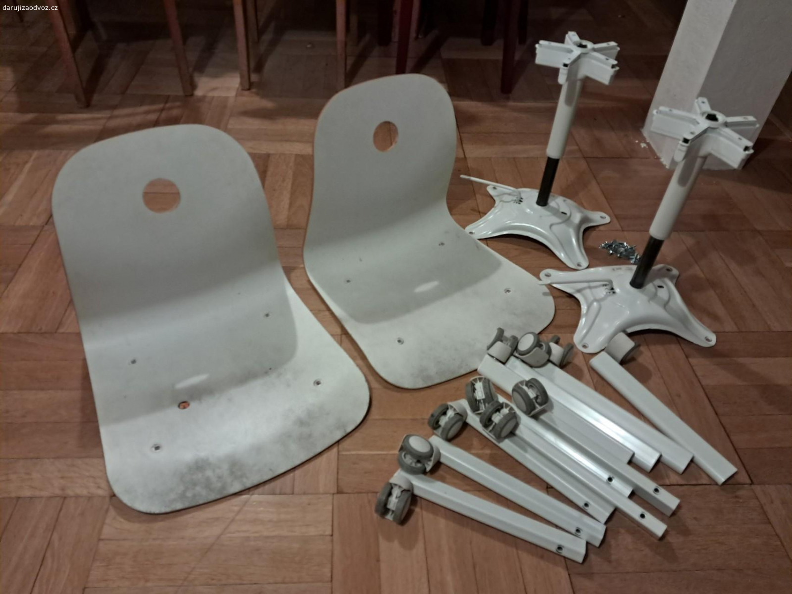 2 x kancelářská židle Ikea. obě židle jsou rozložené, nic nechybí, jsou funkční, jen použité, nutno opravit (natřít) sedaky, které jsou z dýhy, lze i samostatně. složené vypadají podibně jako na obrazku Ikea, jen jsou pojizdné, s kolečky.