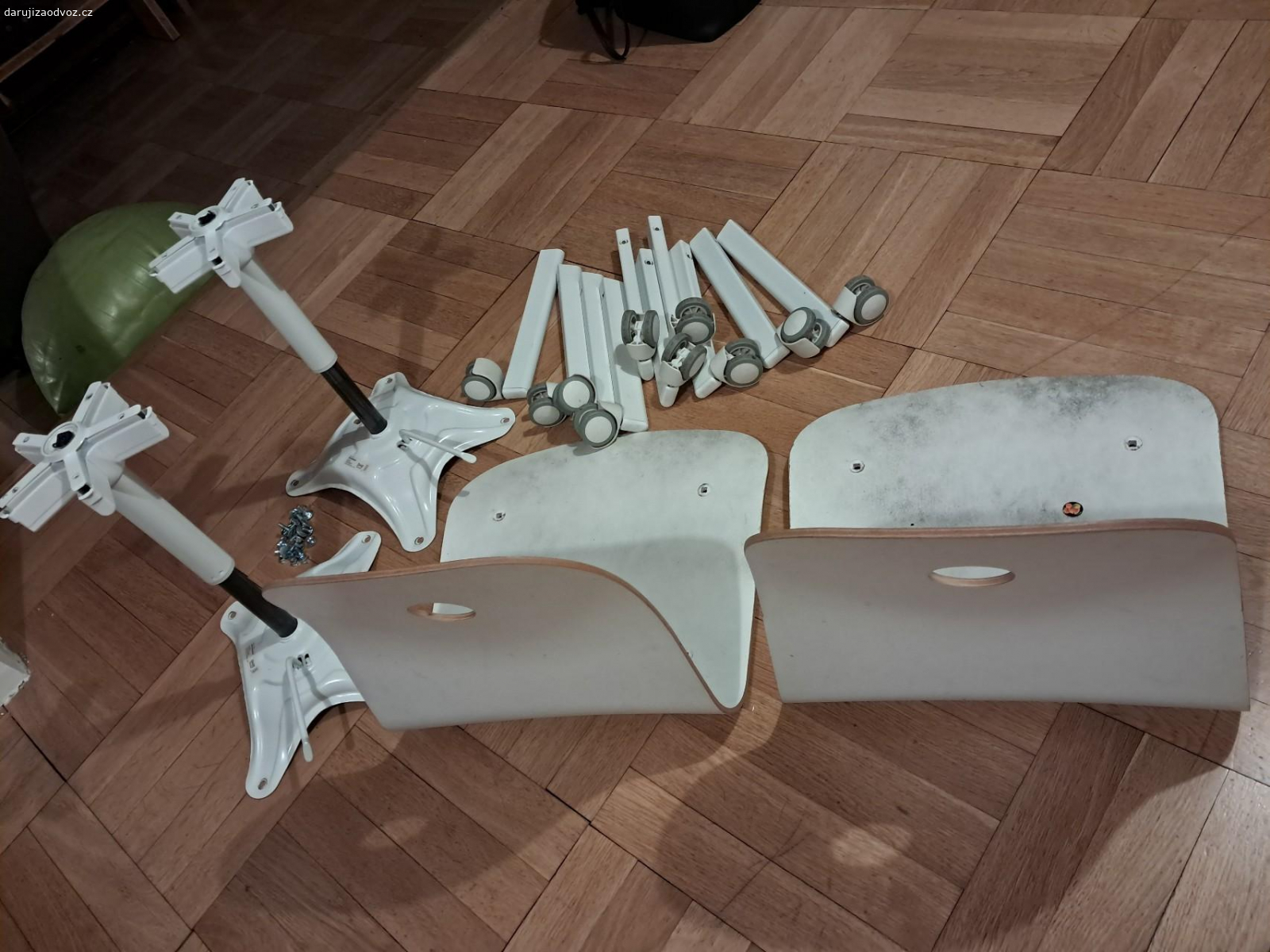 2 x kancelářská židle Ikea. obě židle jsou rozložené, nic nechybí, jsou funkční, jen použité, nutno opravit (natřít) sedaky, které jsou z dýhy, lze i samostatně. složené vypadají podibně jako na obrazku Ikea, jen jsou pojizdné, s kolečky.