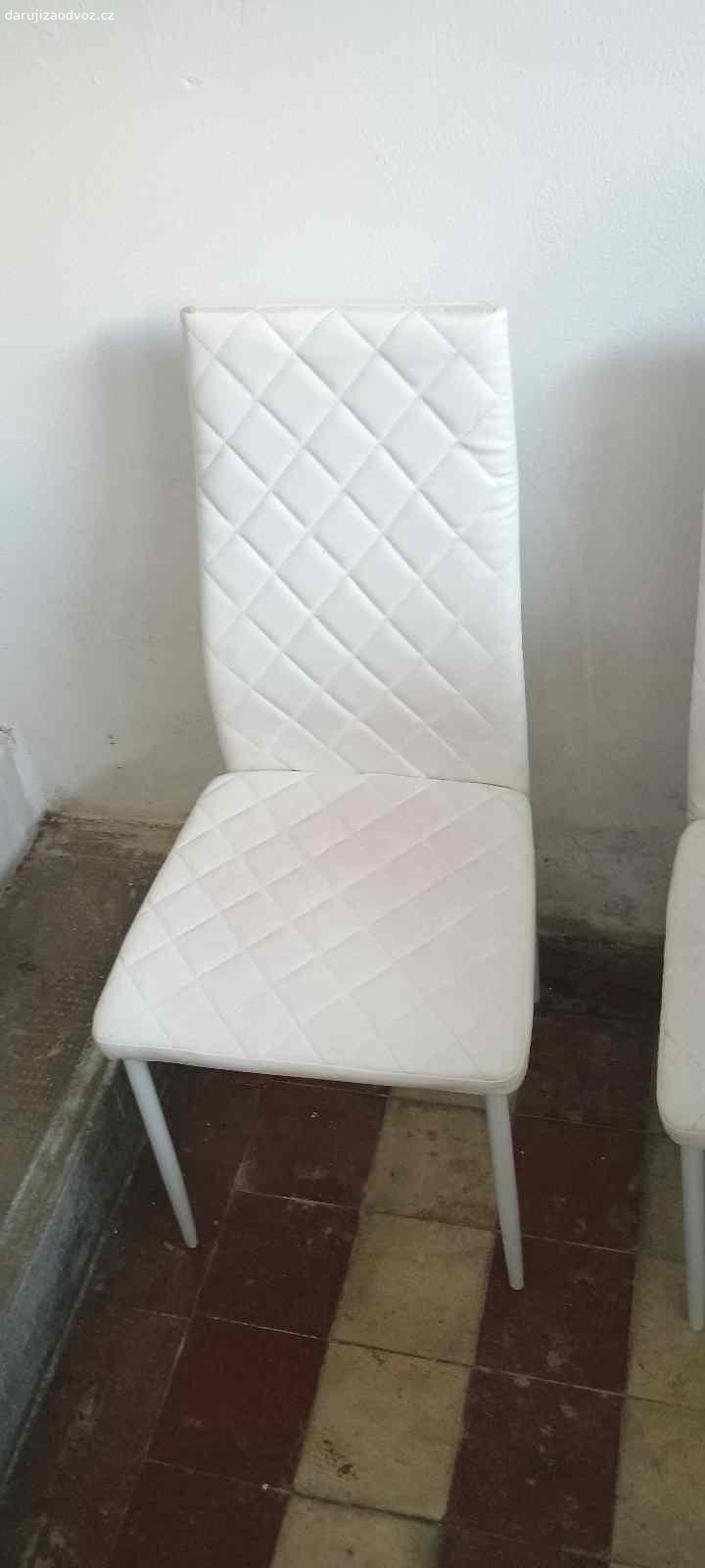 2ks bílých jídelních židlí. Daruji 2ks bílých jídelních židlí z ekokůže - https://www.asko-nabytek.cz/4583709.1-jidelni-zidle-rimini-bila-ekokuze

Jedna je lehce znečištěná od červených šatů (viz foto), možná půjde vyčistit.
