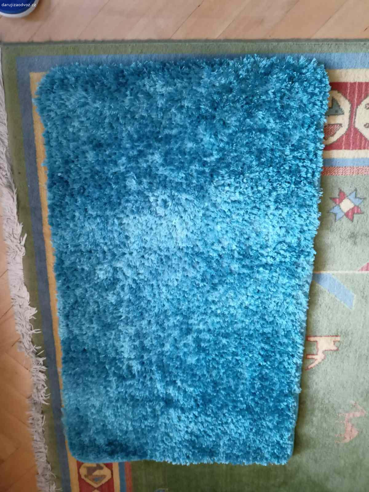 2ks tyrkysových koberečků 100x60. 2ks tyrkysových koberečků 100x60 s delším vlasem, používané krátkou dobu, nepoškozené