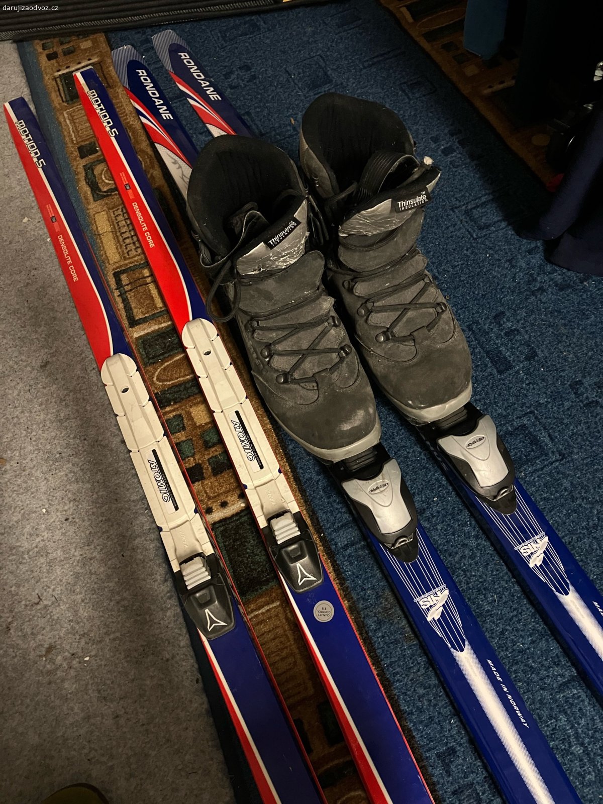 2x běžky, dvoje hůlky a boty. Běžky Madshus Rondane (modro-bílé, Touring Comfort) + běžkařské boty Alpina (se zateplením Thinsulate). Vázání typu Rottefella/NNN.
 Běžky Atomic Motion 5 (červeno-modré, Densolite Core) s namontovaným vázáním Atomic.
 Hůlky Exel – délka 155 cm (modro-bílé)
 Hůlky Birki Puzzle – délka 150 cm (růžovo-modro-bílé)
Rozměry:
 Velikost bot Alpina:  43 (případně zjistím) 
 Délka lyží Madshus: v případě zájmu změřím 
 Délka lyží Atomic: v případě zájmu změřím