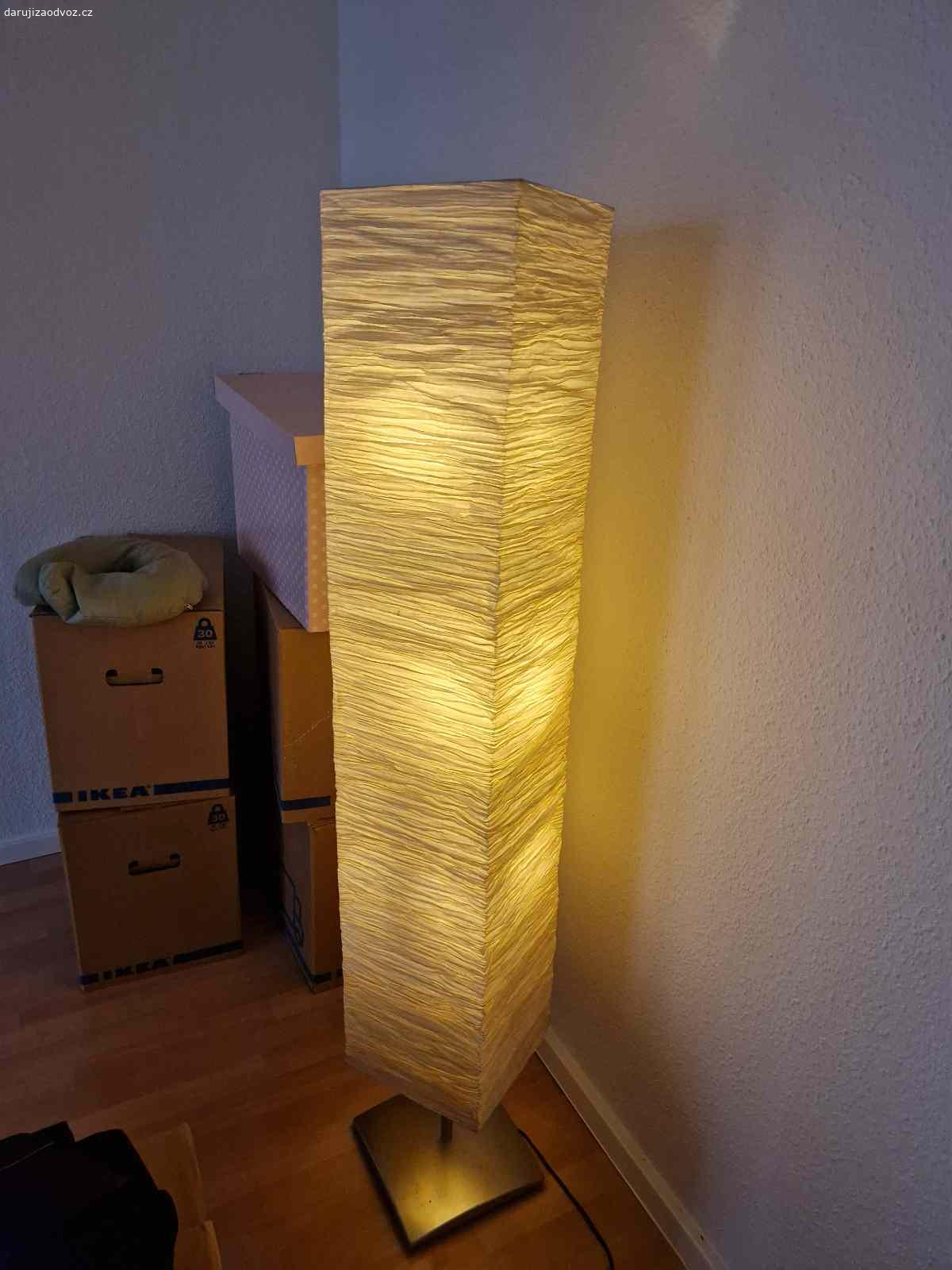 2x Ikea stojaci lampa za odvoz. Daruji za odvoz 2x ikea lampu stojaci, stinitko z ryzoveho papiru. Prvni lampa: jedna zarovka, flicky na stinitku - viz foto. Druha lampa: 3 zarovky. Pouze osobni vyzvednuti.