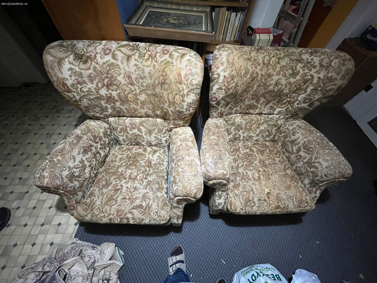 2x křeslo ušák. dvě křesla ušáky

na přečalounění, poškozená látka,
za odvoz (3.patro), Praha Vinohrady

prosím sms, nevolejte