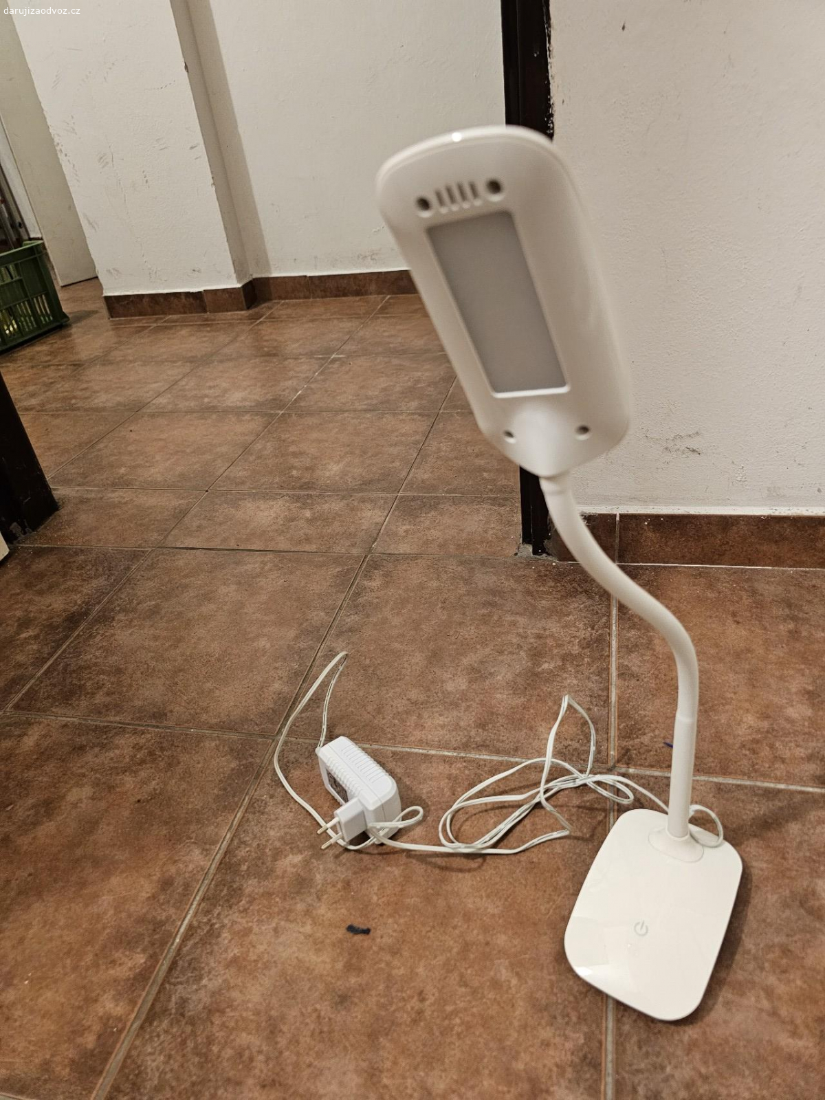 2x LED dotykové stolní lampičky. Plně funkční, pěkné, bytelné posuvné rameno. Trochu popraskaný plast u základny, ale je to jen estetická vada.