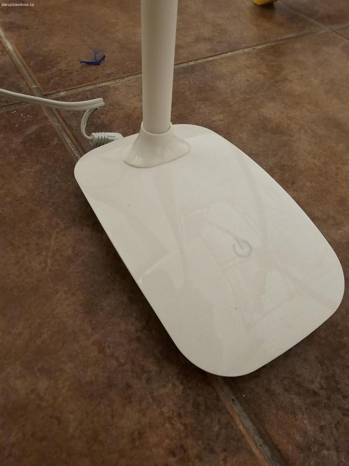 2x LED dotykové stolní lampičky. Plně funkční, pěkné, bytelné posuvné rameno. Trochu popraskaný plast u základny, ale je to jen estetická vada.