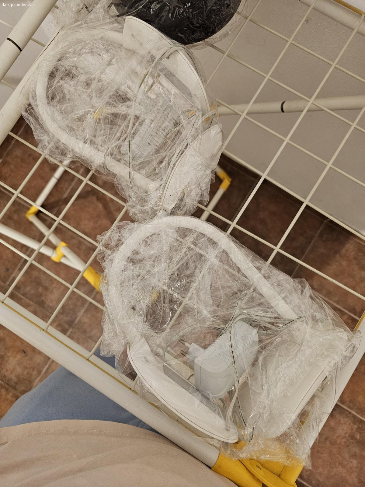 2x LED dotykové stolní lampičky. Plně funkční, pěkné, bytelné posuvné rameno. Trochu popraskaný plast u základny, ale je to jen estetická vada.
