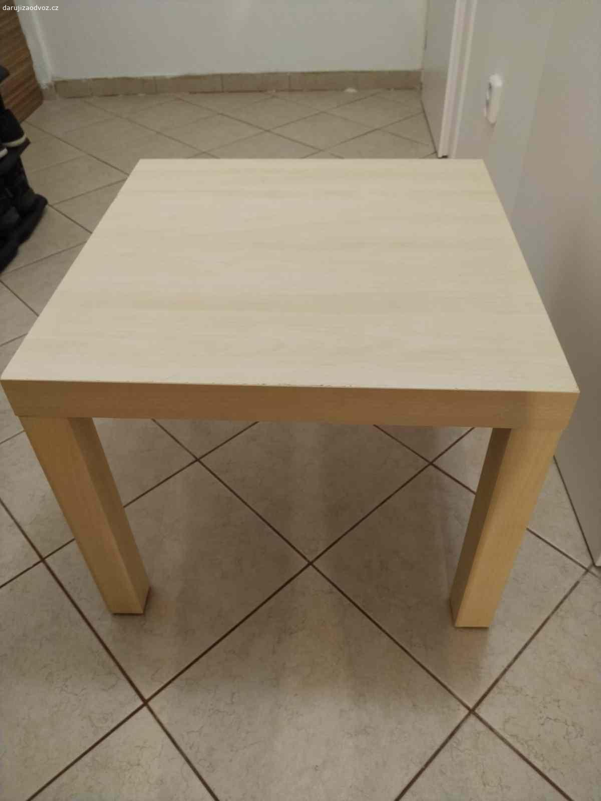 2x malý stolek ikea. 2x malý stolek ikea. Stolky jsou lehce poskrabané.