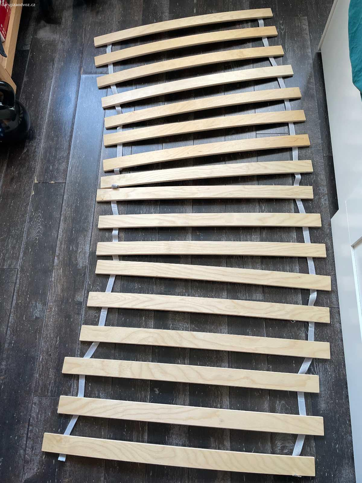 2x matrace 80x200 vcetne rostu IKEA. Daruji 2 matrace a rosty z IKEA. Byly pouzivane jen 1 rok v pokoji pro hosty, takze nenesou znamky opotrebeni.