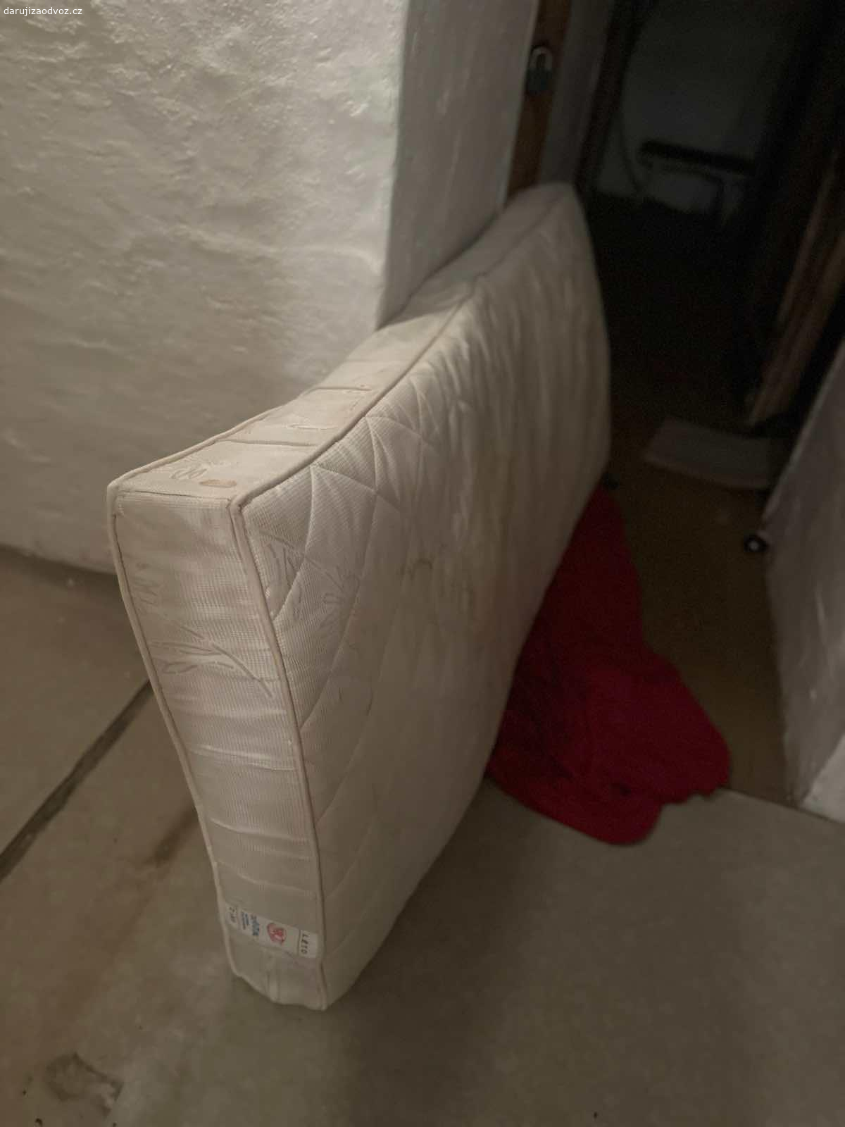 2x matrace 90x200cm. Daruji 2x matraci 90x200cm, pruzinova v pouzitelnem stavu akorat je treba vycistit fleky z prolitich caju atd.
Menime je jelikoz mamae novou postel.