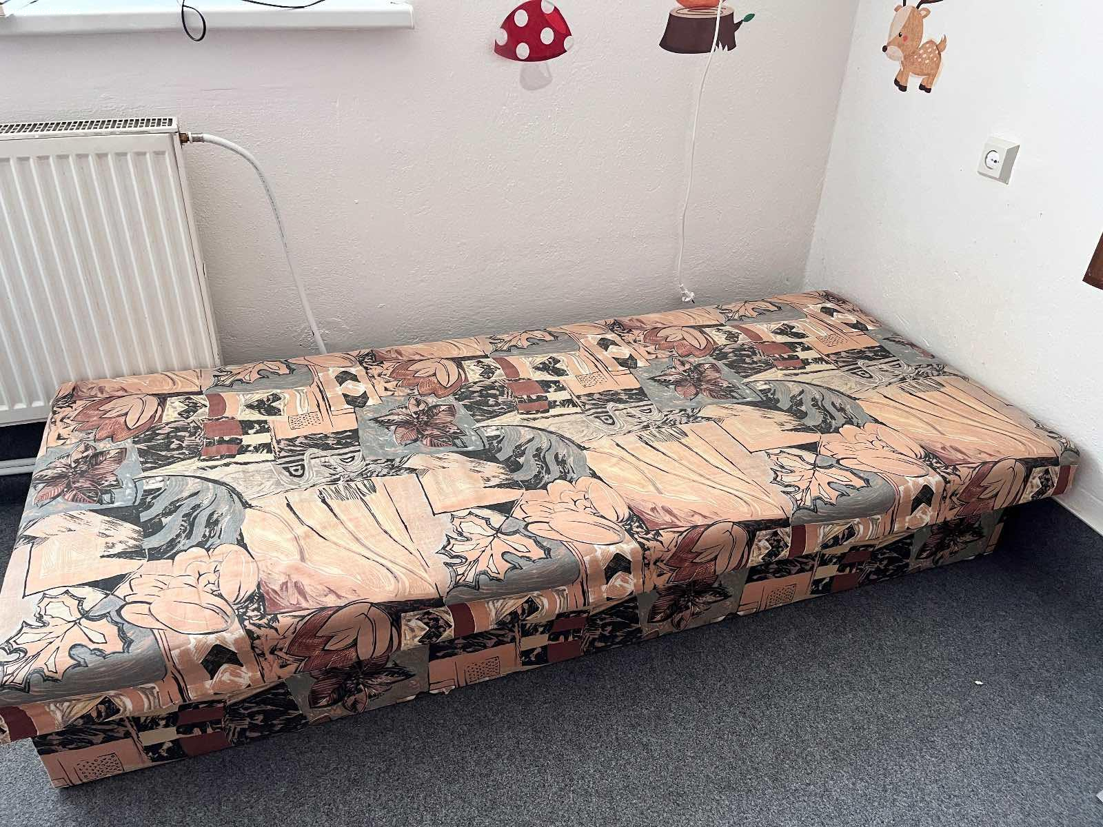 2x valenda. Daruji za odvoz dvě válendy s úložným prostorem, 85 x 195 cm, válendy je nutno snést z pokojíčku z patra dolů, manžel pomůže. Odvézt je možno ve čtvrtek večer, v pátek odpoledne / večer.