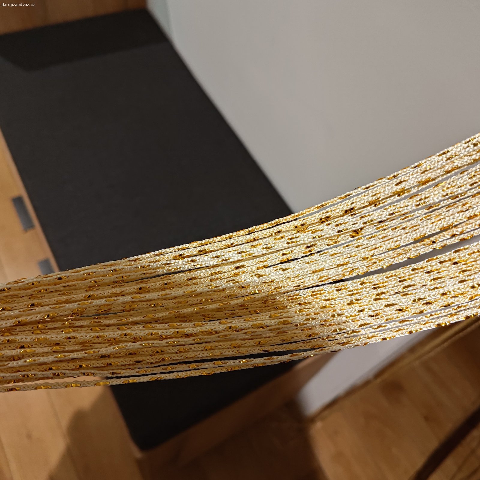 2x zlatý provázkový závěs. Úplně nový, nevyhovuje nám, zapletené zlaté stuhy - viz foto. 2 ks, tunýlek, cca 90x250 cm.
Je potřeba oprat - "smrdí" novotou.