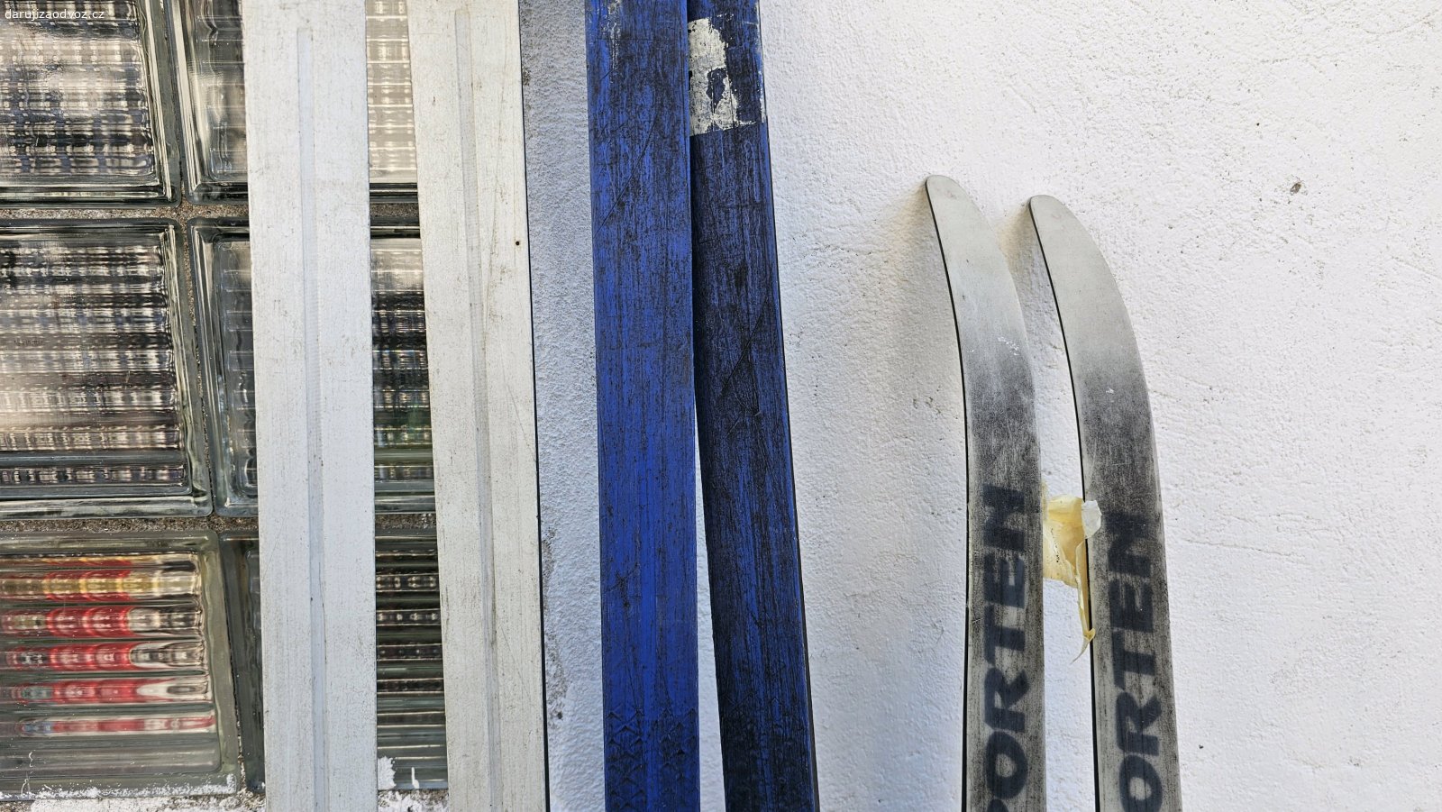 3 páry retro běžek za odvoz. Artis Polar cca 200 cm,  Cross by Pale Austria cca 195 cm a Sporten Laser cca 175 cm. Bez bot. Osobni odběr Škvorec (Praha východ). Preferuji zájemce o všechny 3 páry najednou. Stav dle foto (často používané).