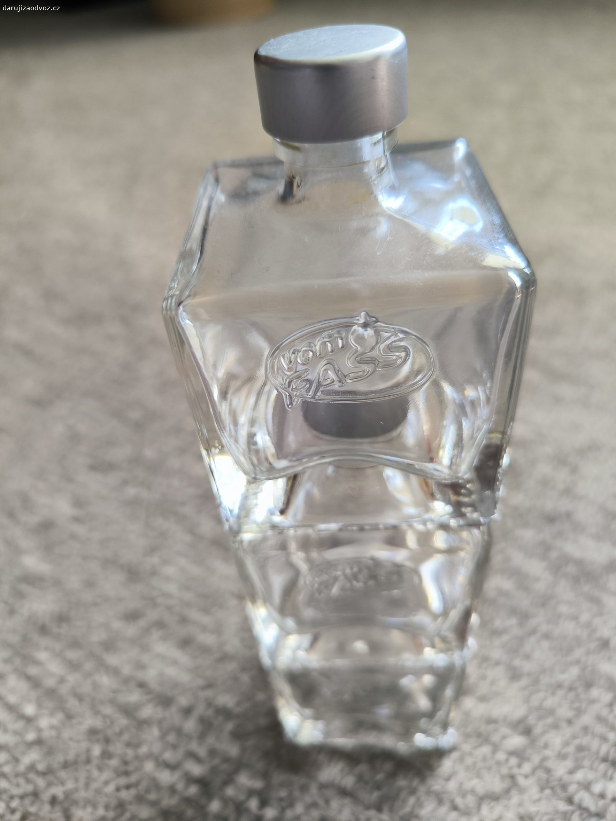 3 skleněné lahvičky. 3 skleněné lahvičky (6x6cm), možné postavit na sebe. původně tam byly 3 různé ochucené oleje, vhodné na stůl jako dekorace.
Čokoláda potěší.