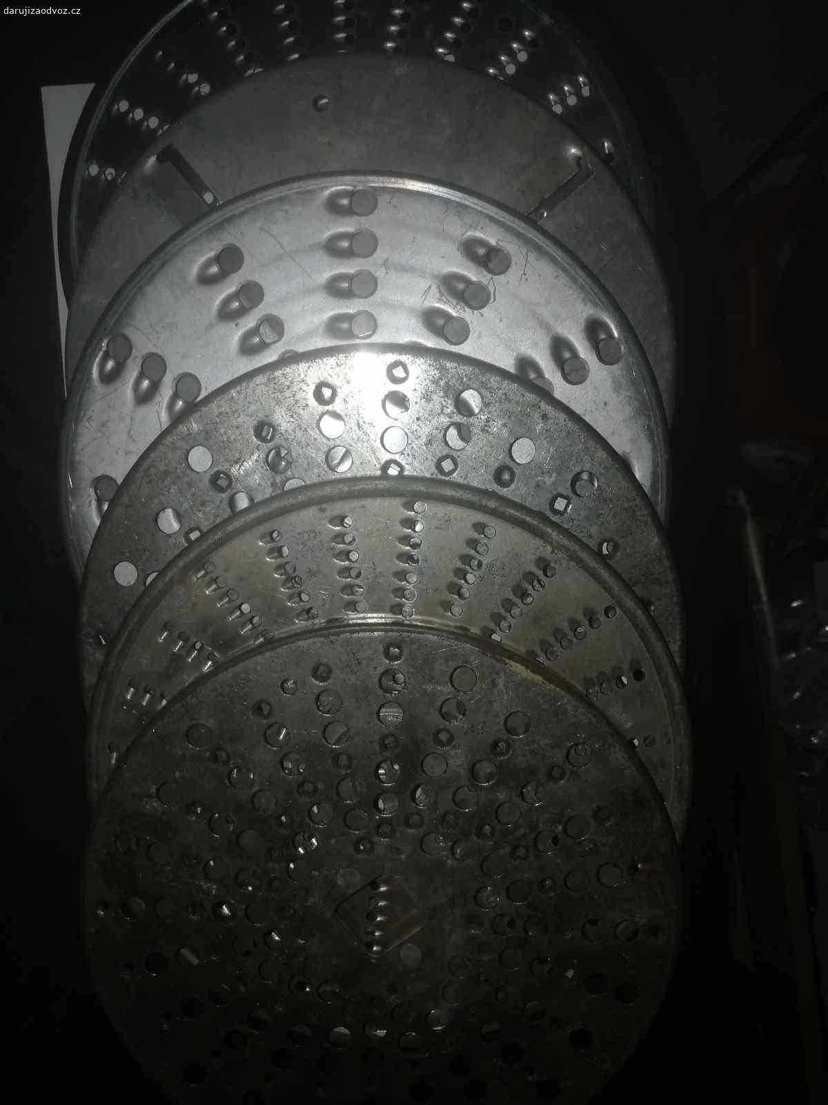 3paskove 8mm,roskladaci stůl,struhadla ete 0022. Za odvoz 3 něme filmy z sovětský kreslený série 10 a 13 a pak film rude město, a jídelní roskladaci stůl, struhadla k setyji eta 0022