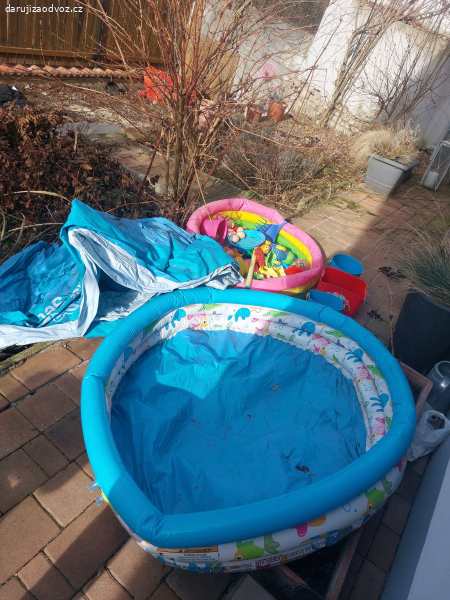 3x bazén a hračky