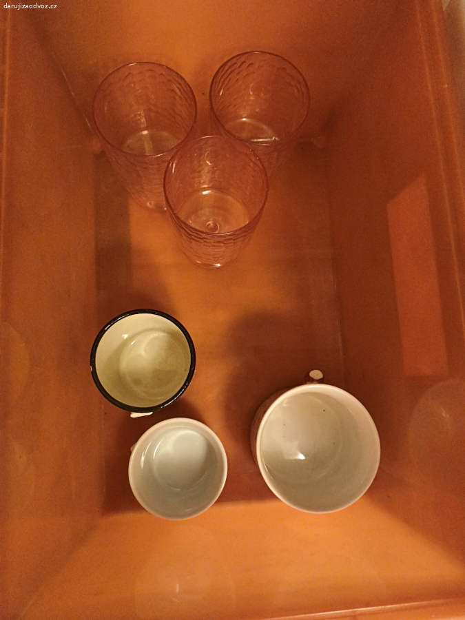 3x hrnky bez ucha a 3x plast číše