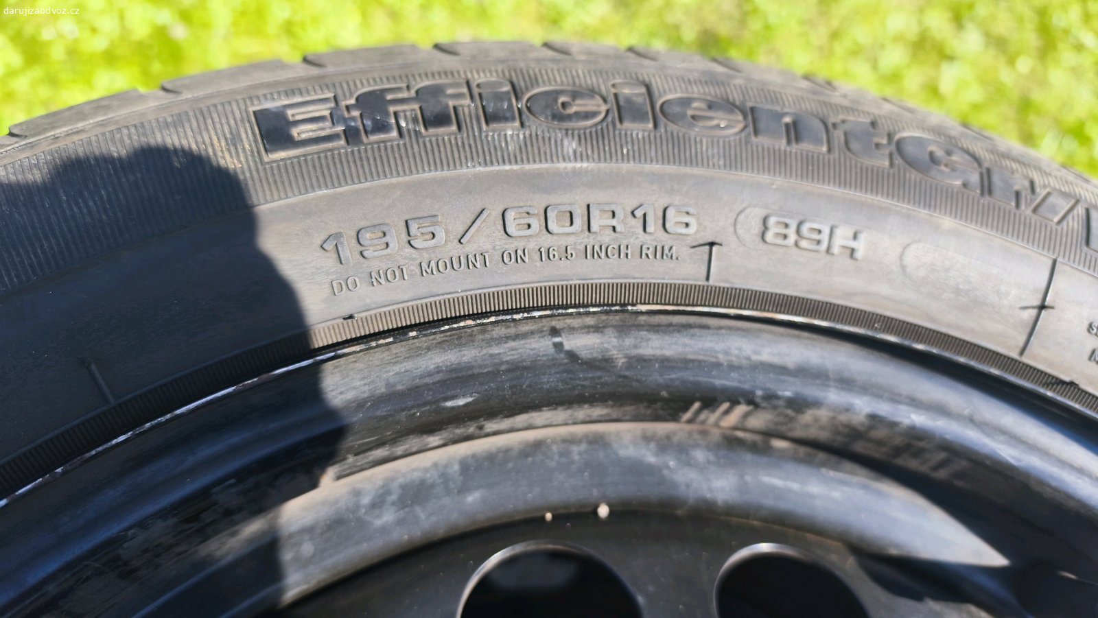 4 letní pneu na disku. Letní pneu 195/60R /16, včetně disků + stojan na 4 pneu. Káva zrnková potěší ale není podmínka