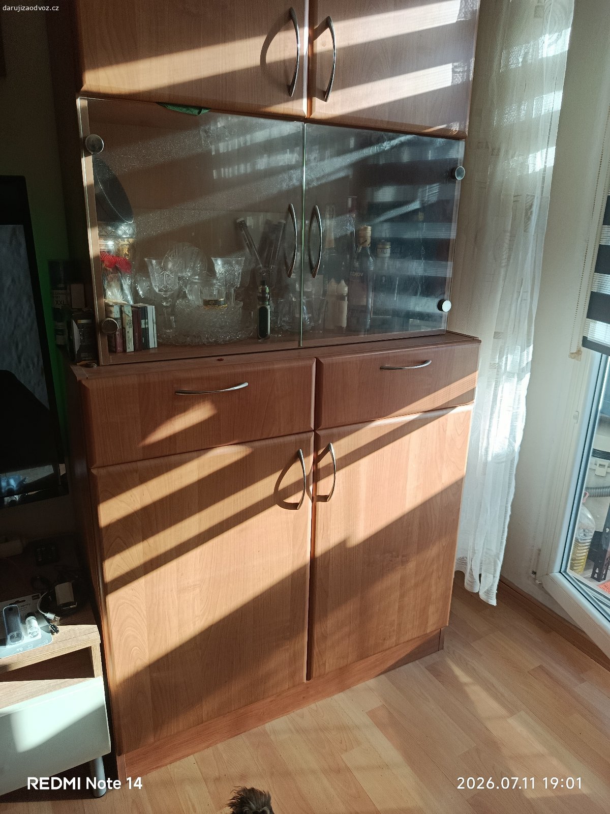 4 skříně. Nabízím zánovní 4 skříně. Dvě jsou se suplíkem a jedna dvoukřídlá. Jedna s prosklením. Původně sloužili jako obývací stěna. Rozměry skríňí: největší se suplíkem 80x53x147, na ni je postavená dvoukřídlá skříňka 80x53x90, skříňka s prosklením 90x33x130 je otočená naruby aby se nám sem vešla a pod tím je skříňka se suplíkem 100x37x100. Skříně vhodné jako obývací stěna tak jako skříně do kanceláře do dětského pokoje nebo na chatu či chalupu.
Možnost odvozu bohužel nemám. Prosím vezměte na vědomí že skříně byli vyrobené na míru a nelze je rozložit pro lepší transport.
