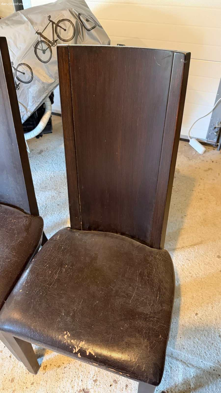 6ks zidle, tmave hnede, masiv, stav viz foto. Daruji za odvoz  - 6ks zidli ve stavu viz foto. Mame 6ks, na fotce jen 5.. Zidle drzi, funkcne nejsou poskozene, pouze to calouneni a oderky na zadech atd..