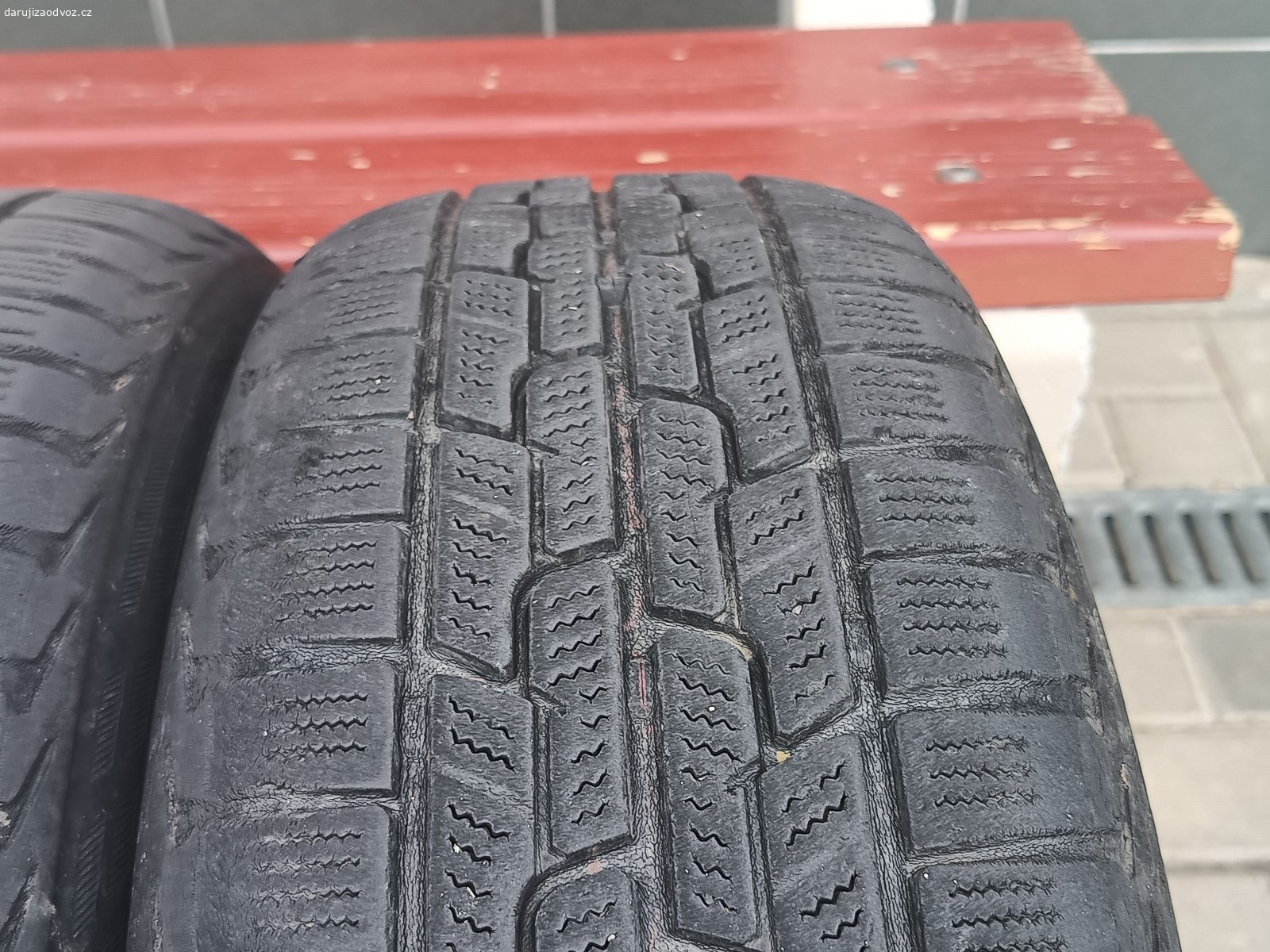 4x kola s celeročními pneu 185/60 r15. Daruji 4x plechová 15" kola, povrchová koroze, ale ještě poslouží. Nazuto celoroční pneu Firestone Multiseason 15" 185/60 r15, 2 sjeté na vyhozeni, 2 ještě něco odjedou. Sundane z Renault Modus.

Za odvoz. Jen osobní odběr.