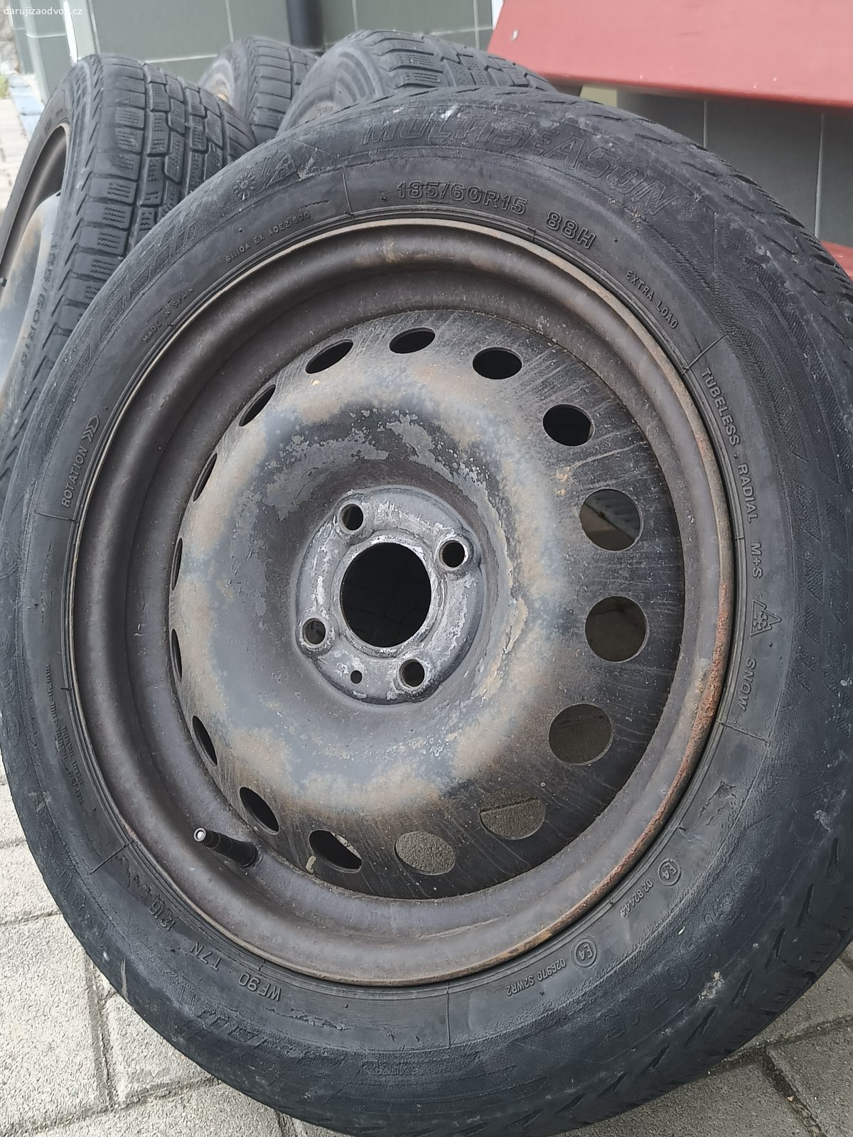 4x kola s celeročními pneu 185/60 r15. Daruji 4x plechová 15" kola, povrchová koroze, ale ještě poslouží. Nazuto celoroční pneu Firestone Multiseason 15" 185/60 r15, 2 sjeté na vyhozeni, 2 ještě něco odjedou. Sundane z Renault Modus.

Za odvoz. Jen osobní odběr.