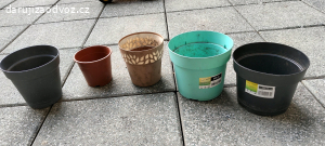 5 ks plastových kvetináčov