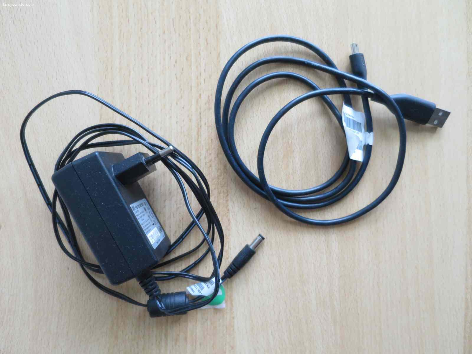 Adaptér a kabel pozůstalé po odešedším ext. disku. Adaptér 12 V / 1,5 A a kabel (z jedné strany USB).