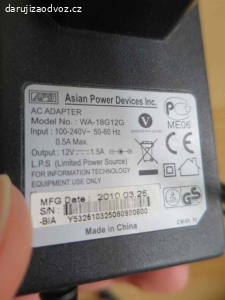 Adaptér a kabel pozůstalé po odešedším ext. disku